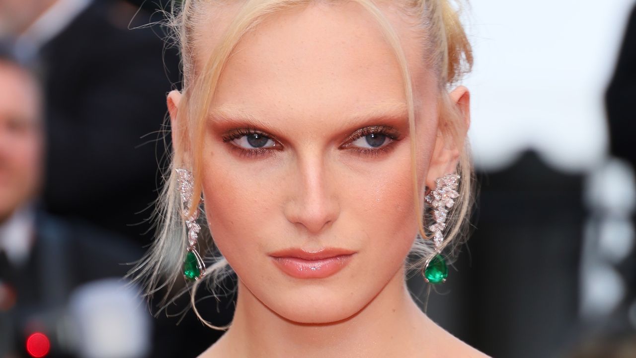 This Mascara Shade is The Surprising Secret To Making Your Eyes Look Bigger